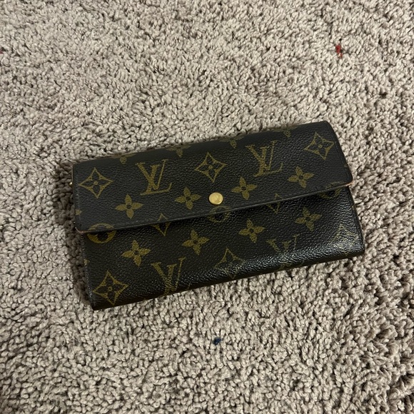 Authentic louis vuittion Sarah Wallet - Picture 1 of 8
